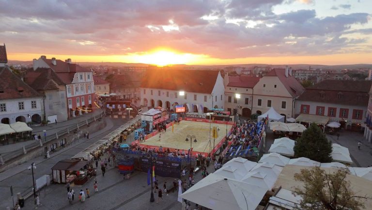 5.07.2026 În perioada 6-8 iulie, centrul istoric al Sibiului devine din nou gazda unuia dintre cele mai îndrăgite evenimente de beachvolley