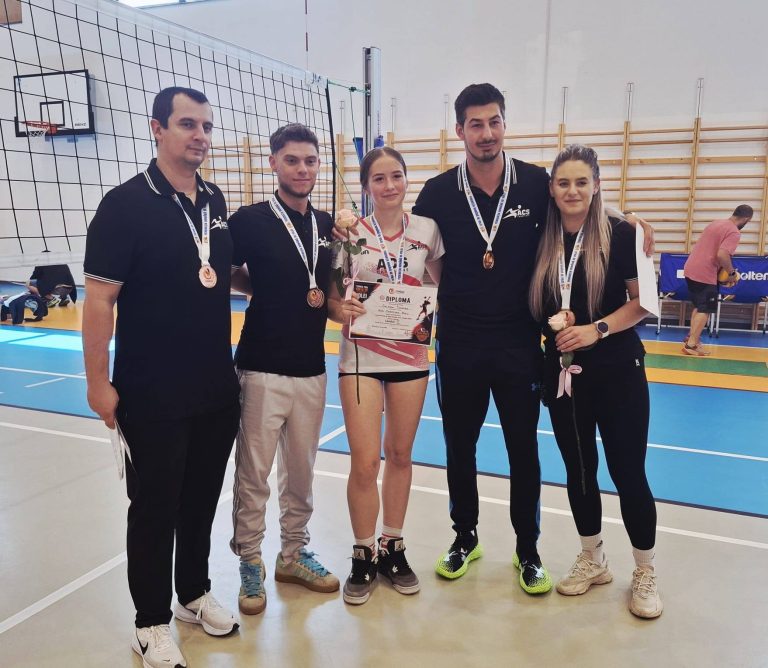 12.05.2026Eleva Skladal Teodora din clasa a VIII a A, a obținut, alături de echipa de club ACS Champions, medalia de bronz