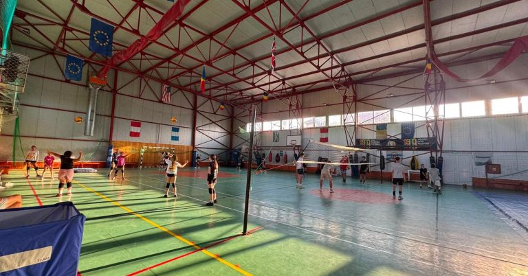 30.07.2026 În cantonamentul de la Toplița,grupa de BabyVolley este pregătită de Andrei Banciu si de căpitanul echipei U19,Karina Roșianu