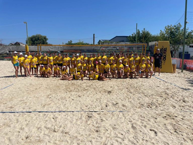 30.07.2026- La Sibiu Beach Volley Youth Days terenul s-a umplut de tricouri galbene,energie,râsete și mingi care au refuzat să stea cuminți.