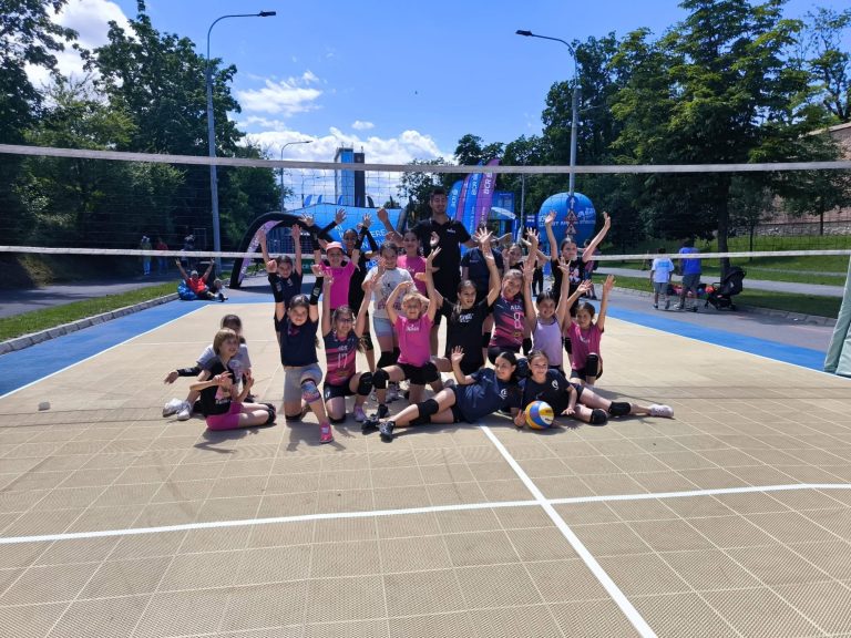 13.06.2026 Champions, din nou alături de comunitatea sibiană, cu volei, energie și voie bună în centrul Sibiului. Grupa de BabyVolley